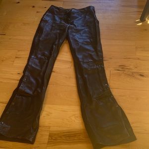 Black, leather, and stretch pants🌺